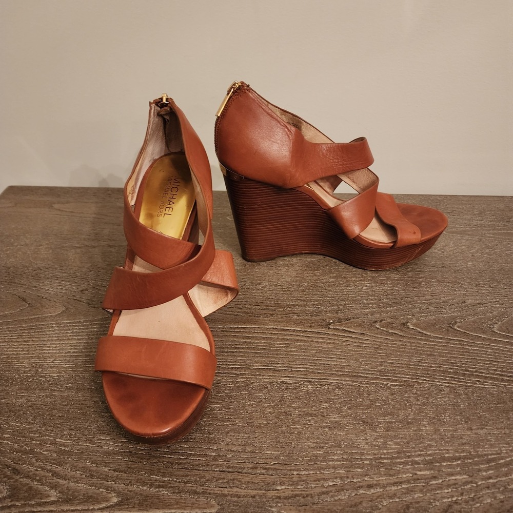 Michael Kors Elena Luggage Tan Leather Wedge Sandals Gold Plate Back Zip 9.5